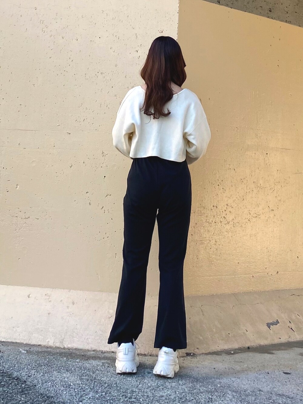 ホワイト系のTシャツ/カットソー、ホワイト系のカーディガン/ボレロ、ブラック系のスラックスを着用したレディースの春コーディネートの4枚目の写真