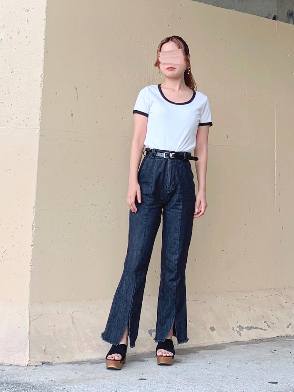 ホワイト系のトップス、ホワイト系のTシャツ/カットソー、ブラック系のデニムパンツを着用したレディースの夏コーディネートの2枚目の写真