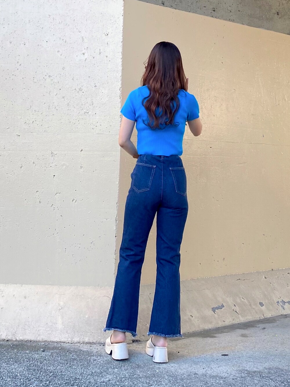 グリーン系のTシャツ/カットソー、ブルー系のデニムパンツ、ブルー系のデニムパンツを着用したレディースの秋コーディネートの4枚目の写真