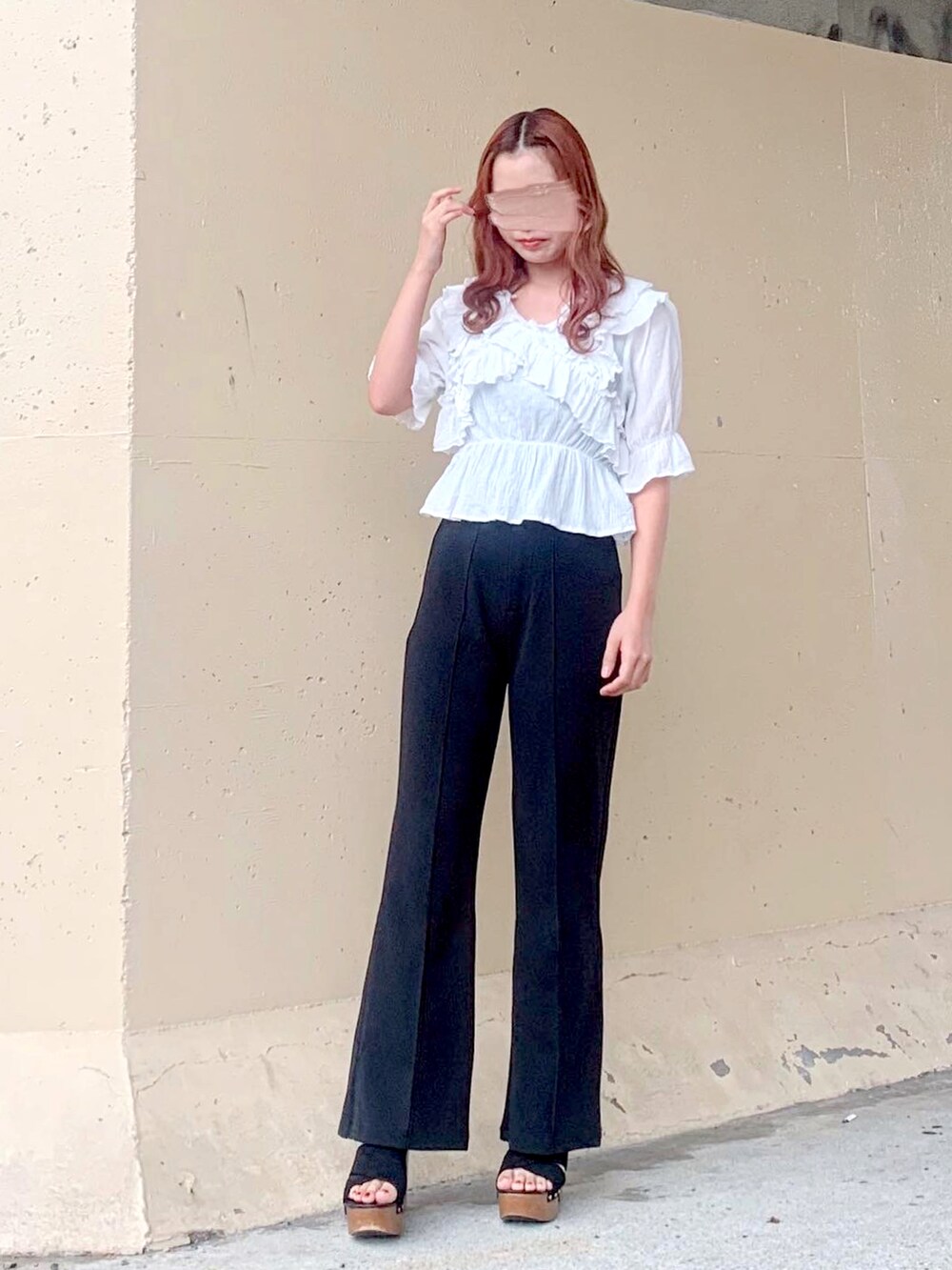 ホワイト系のシャツ/ブラウス、ブラック系のその他パンツ、ホワイト系のシャツ/ブラウスを着用したレディースの秋コーディネートの3枚目の写真