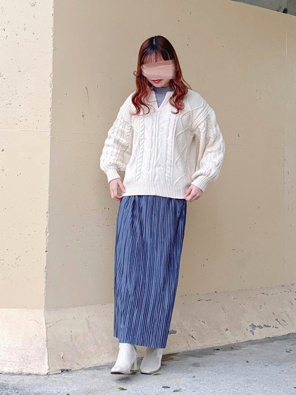 グリーン系のニット/セーター、ホワイト系のニット/セーター、ブルー系のスカートを着用したレディースの春コーディネートの3枚目の写真