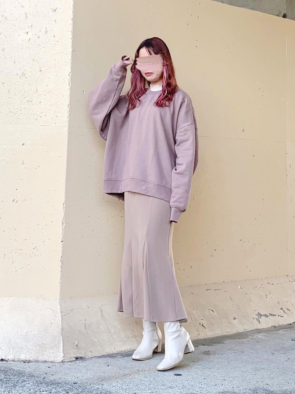 ブラウン系のスウェット、ブラウン系のスウェット、ホワイト系のニット/セーターを着用したレディースの春コーディネートの3枚目の写真