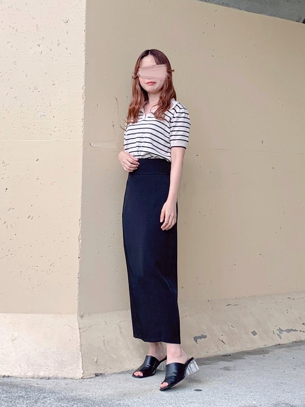 ホワイト系のトップス、ブラック系のスカート、ホワイト系のスカートを着用したレディースの夏コーディネートの2枚目の写真