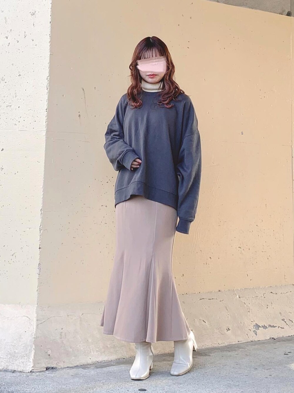 グレー系のスウェット、ホワイト系のニット/セーター、ホワイト系のニット/セーターを着用したレディースの春コーディネートの2枚目の写真