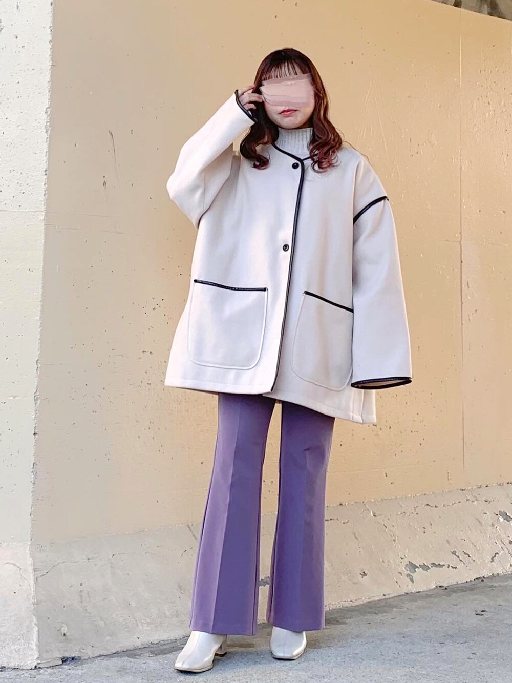 パープル系のパンツ、パープル系のその他パンツ、ベージュ系のノーカラーコートを着用したレディースの春コーディネートの2枚目の写真