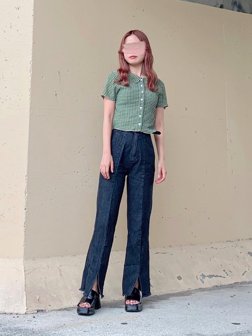 グリーン系のトップス、グリーン系のニット/セーター、ブラック系のデニムパンツを着用したレディースの夏コーディネートの2枚目の写真