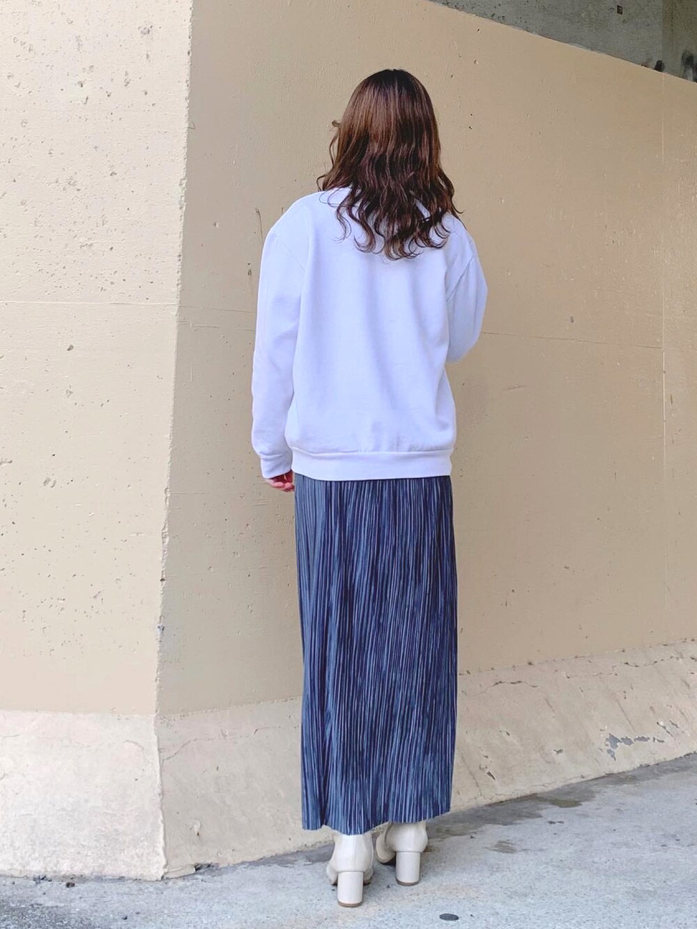 ホワイト系のTシャツ/カットソー、ホワイト系のトップス、グリーン系のニット/セーターを着用したレディースの秋コーディネートの4枚目の写真