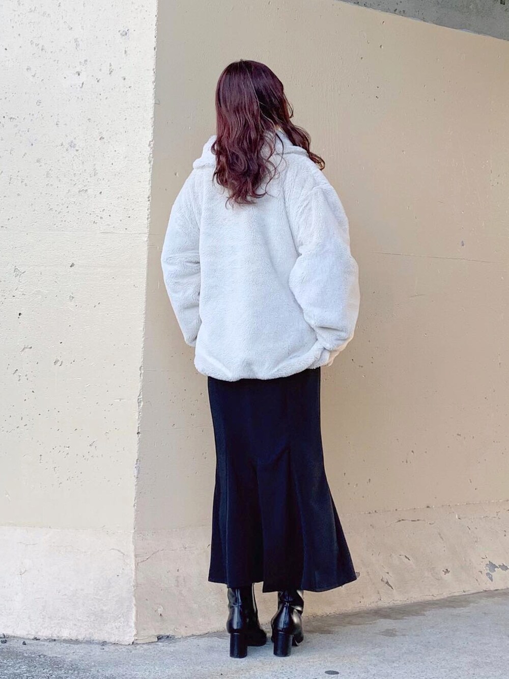 ピンク系のニット/セーター、ブラウン系のニット/セーター、ブラック系のスカートを着用したレディースの冬コーディネートの5枚目の写真