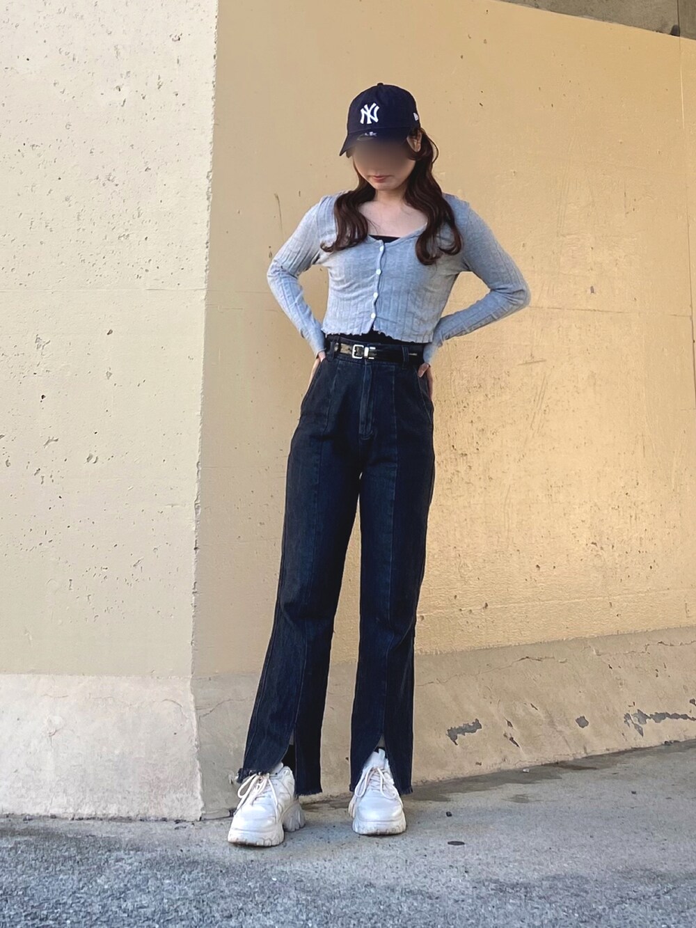 ブラック系のトップス、ブラック系のキャミソール、ブルー系のデニムパンツを着用したレディースの春コーディネートの2枚目の写真