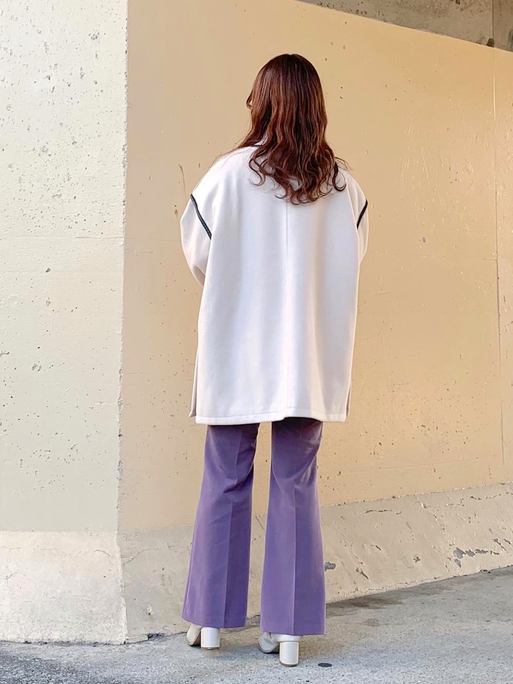 パープル系のパンツ、パープル系のその他パンツ、ベージュ系のノーカラーコートを着用したレディースの春コーディネートの3枚目の写真