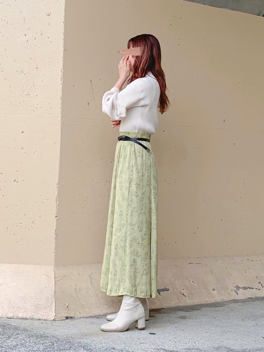 ホワイト系のニット/セーター、イエロー系のスカート、イエロー系のスカートを着用したレディースの春コーディネートの2枚目の写真