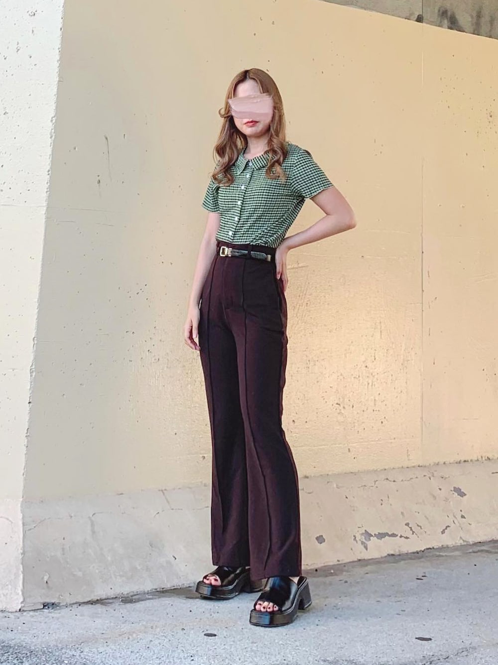 グリーン系のトップス、グリーン系のニット/セーター、ブラウン系のその他パンツを着用したレディースの夏コーディネートの3枚目の写真