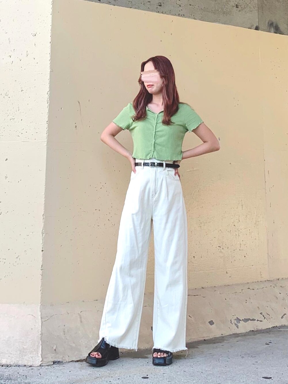 グリーン系のトップス、ホワイト系のその他パンツ、ホワイト系のその他パンツを着用したレディースの夏コーディネートの2枚目の写真