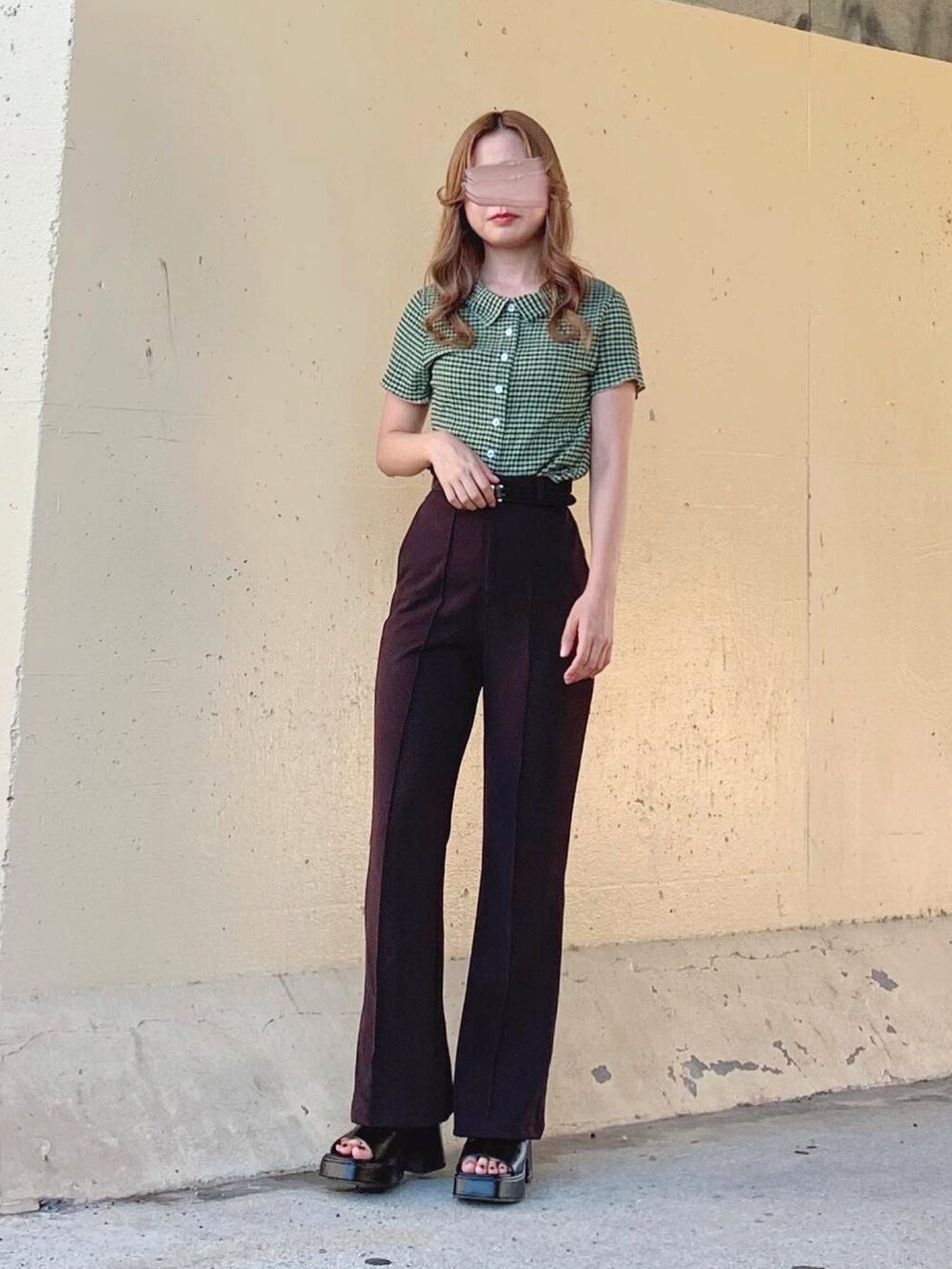 グリーン系のトップス、グリーン系のニット/セーター、ブラウン系のその他パンツを着用したレディースの夏コーディネートの2枚目の写真