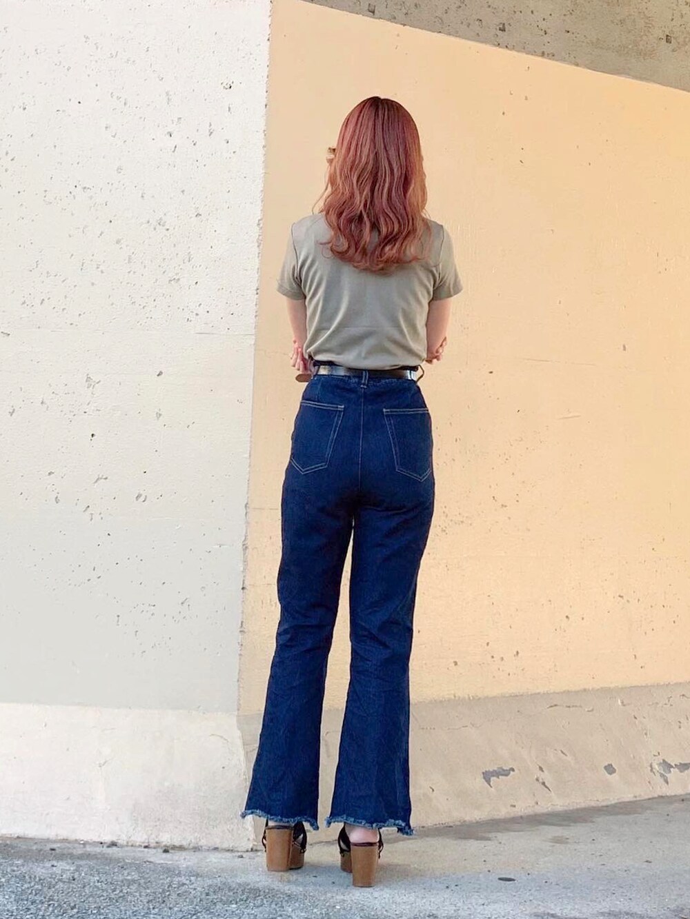 グリーン系のTシャツ/カットソー、グリーン系のTシャツ/カットソー、ブルー系のデニムパンツを着用したレディースの秋コーディネートの5枚目の写真