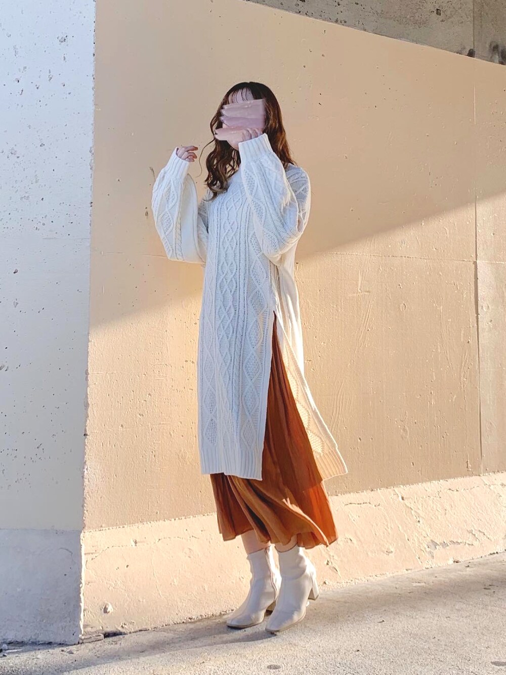 ホワイト系のニット/セーター、ホワイト系のワンピース、ブラウン系のスカートを着用したレディースの冬コーディネートの4枚目の写真