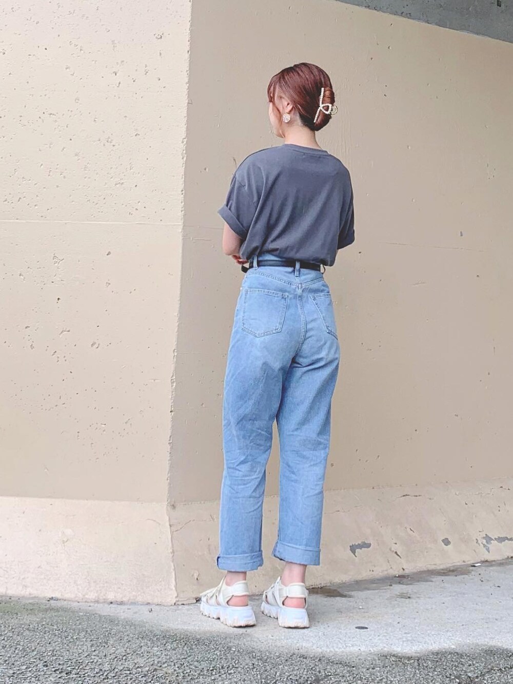 ブラック系のTシャツ/カットソー、グレー系のTシャツ/カットソー、ブルー系のデニムパンツを着用したレディースの夏コーディネートの4枚目の写真