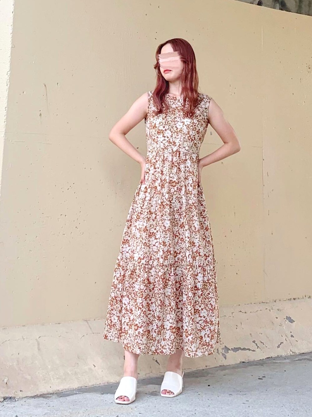 ブラウン系のワンピース/ドレス、ブラウン系のワンピース、ホワイト系のサンダルを着用したレディースの夏コーディネートの3枚目の写真