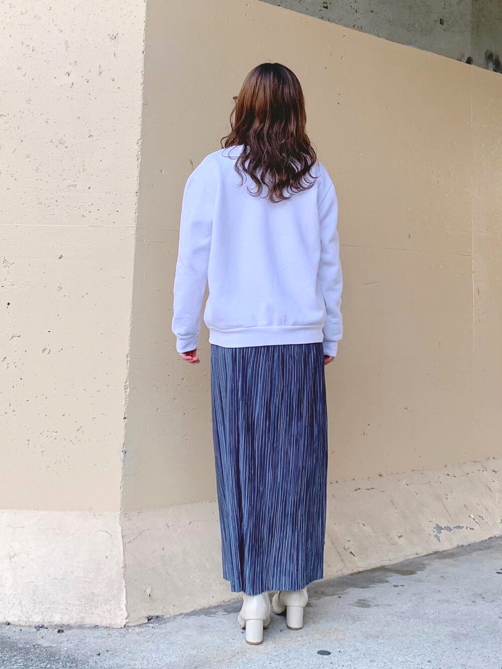 ホワイト系のTシャツ/カットソー、ホワイト系のトップス、グリーン系のニット/セーターを着用したレディースの秋コーディネートの5枚目の写真