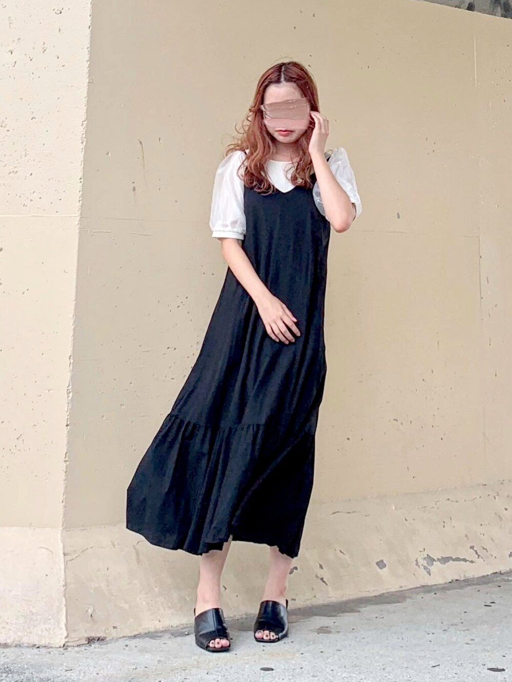 ブラック系のワンピース、ブラック系のワンピース、ブラック系のジャンパースカートを着用したレディースの秋コーディネートの4枚目の写真