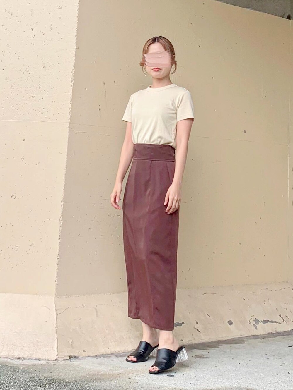 ベージュ系のTシャツ/カットソー、ベージュ系のTシャツ/カットソー、ブラウン系のスカートを着用したレディースの秋コーディネートの4枚目の写真