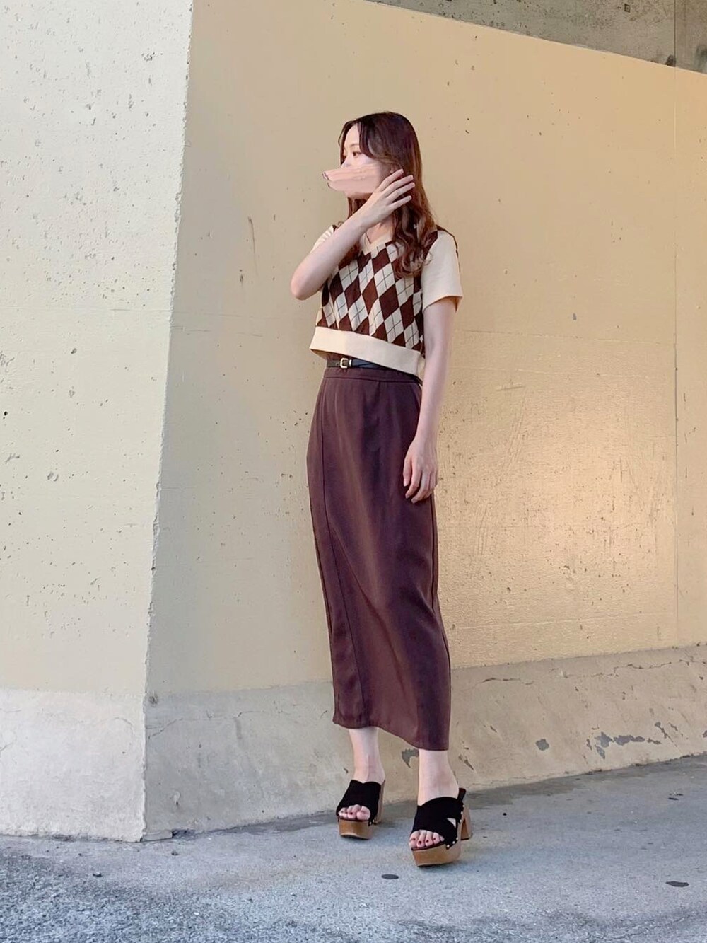 ブラウン系のトップス、ブラウン系のスカート、ブラウン系のスカートを着用したレディースの夏コーディネートの4枚目の写真