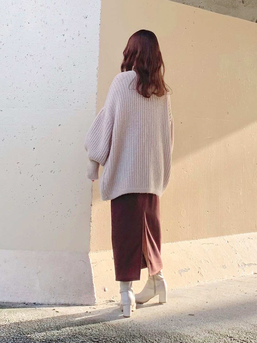 ホワイト系のニット/セーター、ホワイト系のカーディガン/ボレロ、ベージュ系のカーディガン/ボレロを着用したレディースの秋コーディネートの4枚目の写真