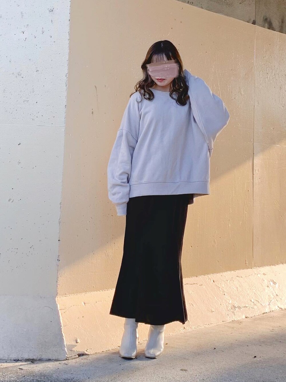 グレー系のスウェット、グリーン系のスウェット、ブラック系のスカートを着用したレディースの秋コーディネートの4枚目の写真