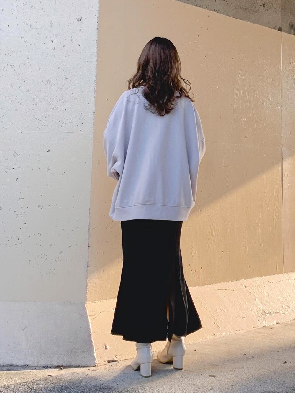 グレー系のスウェット、グリーン系のスウェット、ブラック系のスカートを着用したレディースの秋コーディネートの5枚目の写真