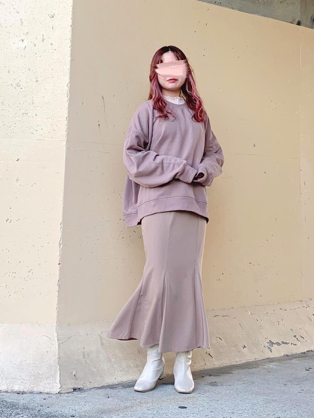 ブラウン系のスウェット、ブラウン系のスウェット、ホワイト系のニット/セーターを着用したレディースの春コーディネートの4枚目の写真