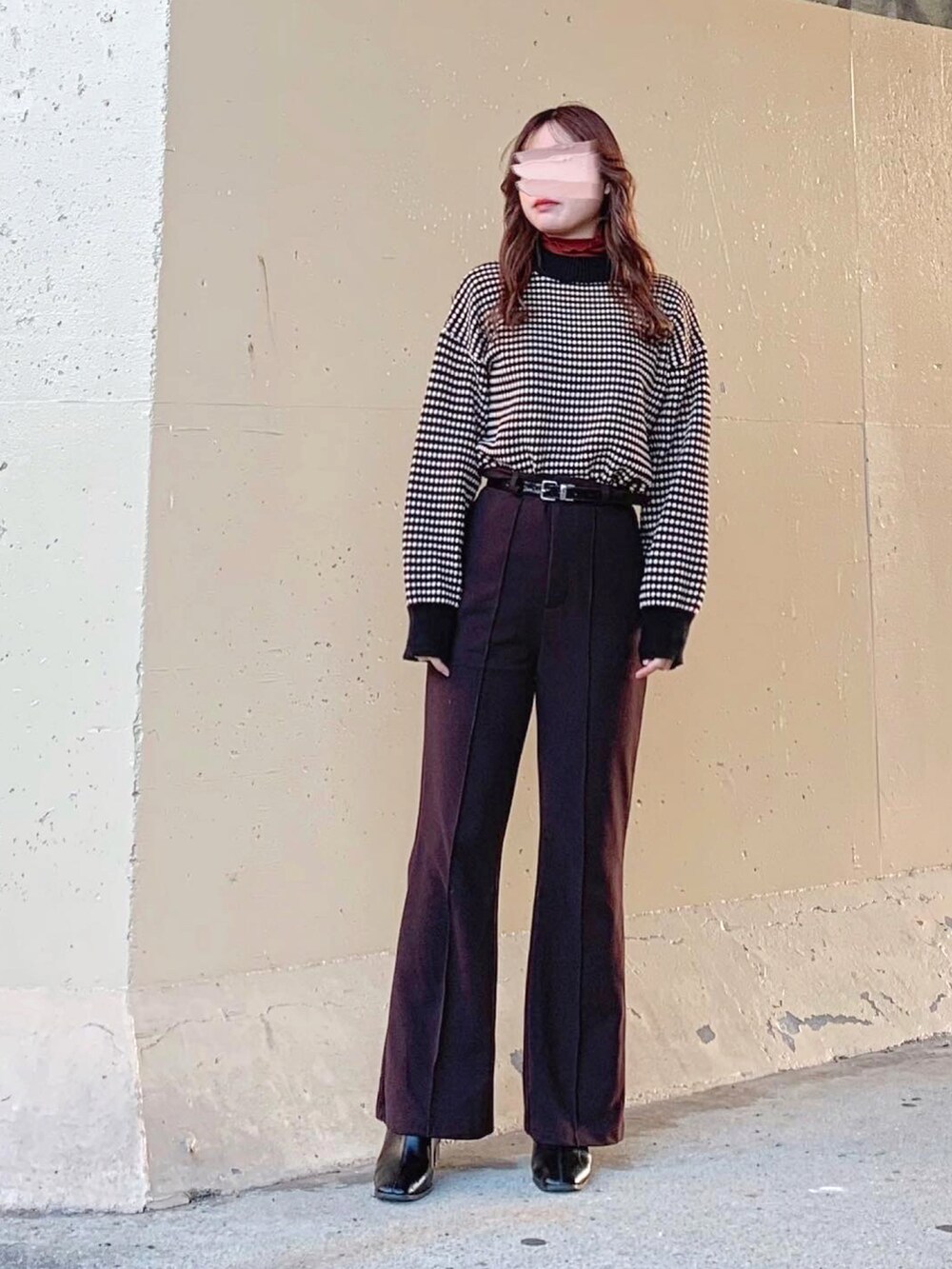 ブラック系のニット/セーター、ブラック系のニット/セーター、ブラウン系のその他パンツを着用したレディースの秋コーディネートの2枚目の写真