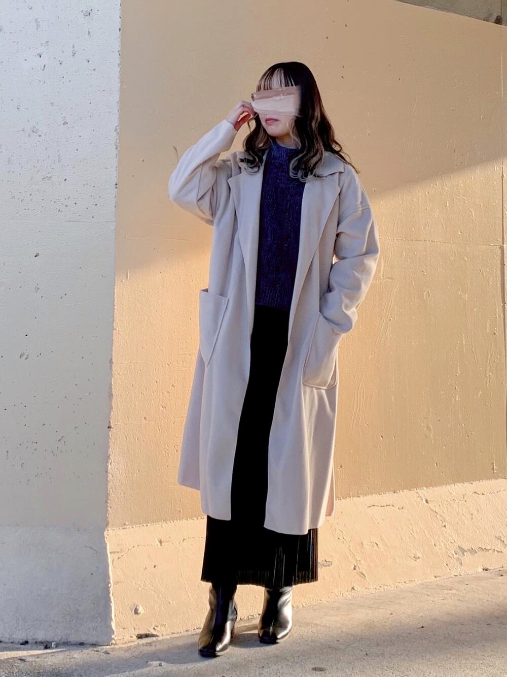 ブルー系のTシャツ/カットソー、グリーン系のニット/セーター、ベージュ系のその他アウターを着用したレディースの冬コーディネートの2枚目の写真