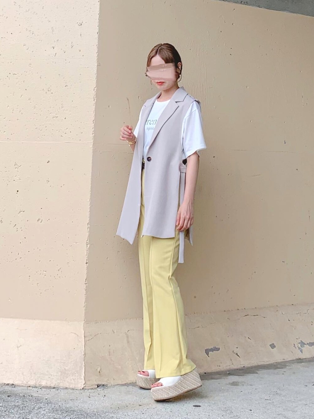 ベージュ系のベスト、ホワイト系のベスト、ホワイト系のTシャツ/カットソーを着用したレディースの夏コーディネートの3枚目の写真