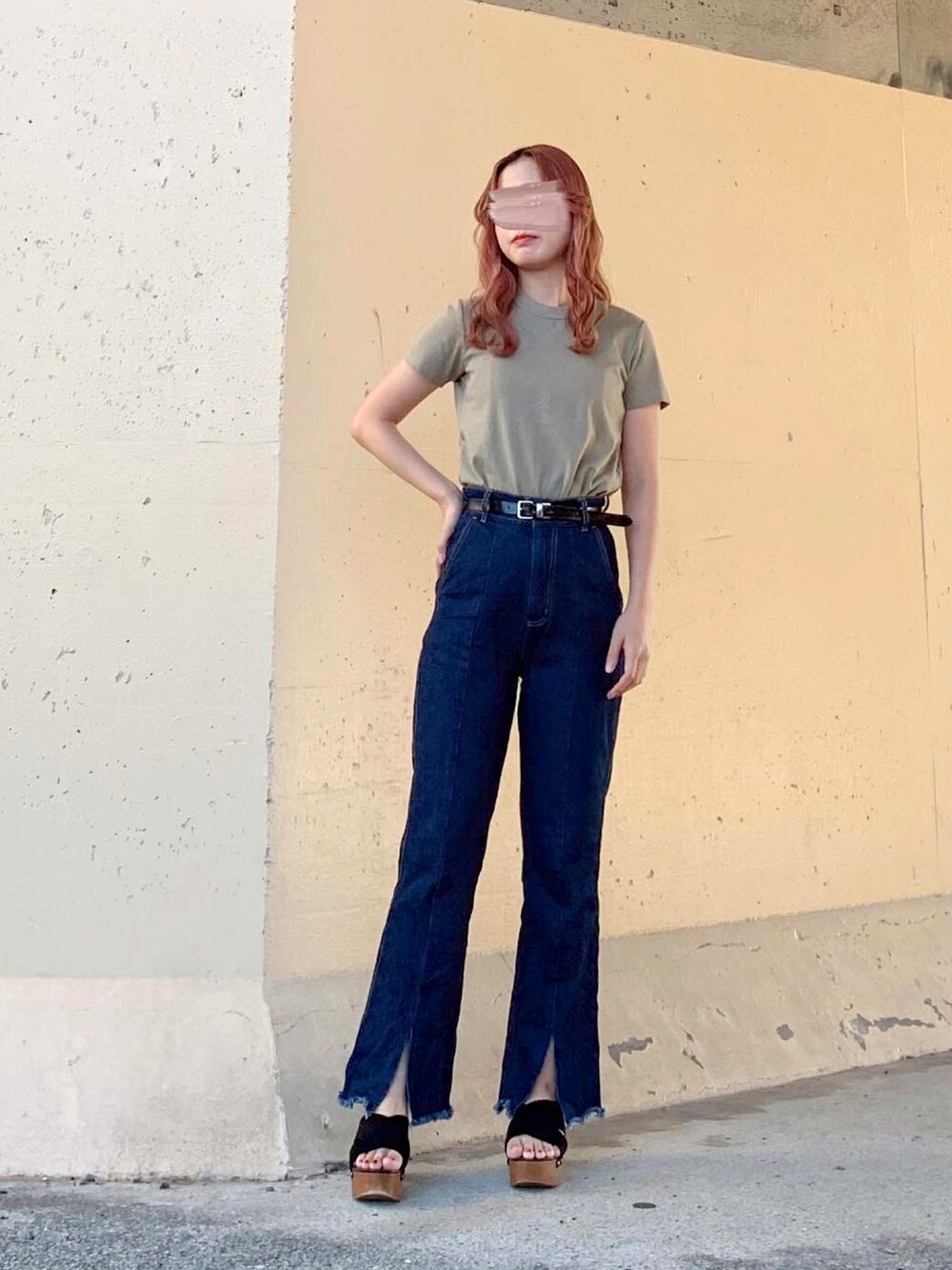 グリーン系のTシャツ/カットソー、グリーン系のTシャツ/カットソー、ブルー系のデニムパンツを着用したレディースの秋コーディネートの2枚目の写真