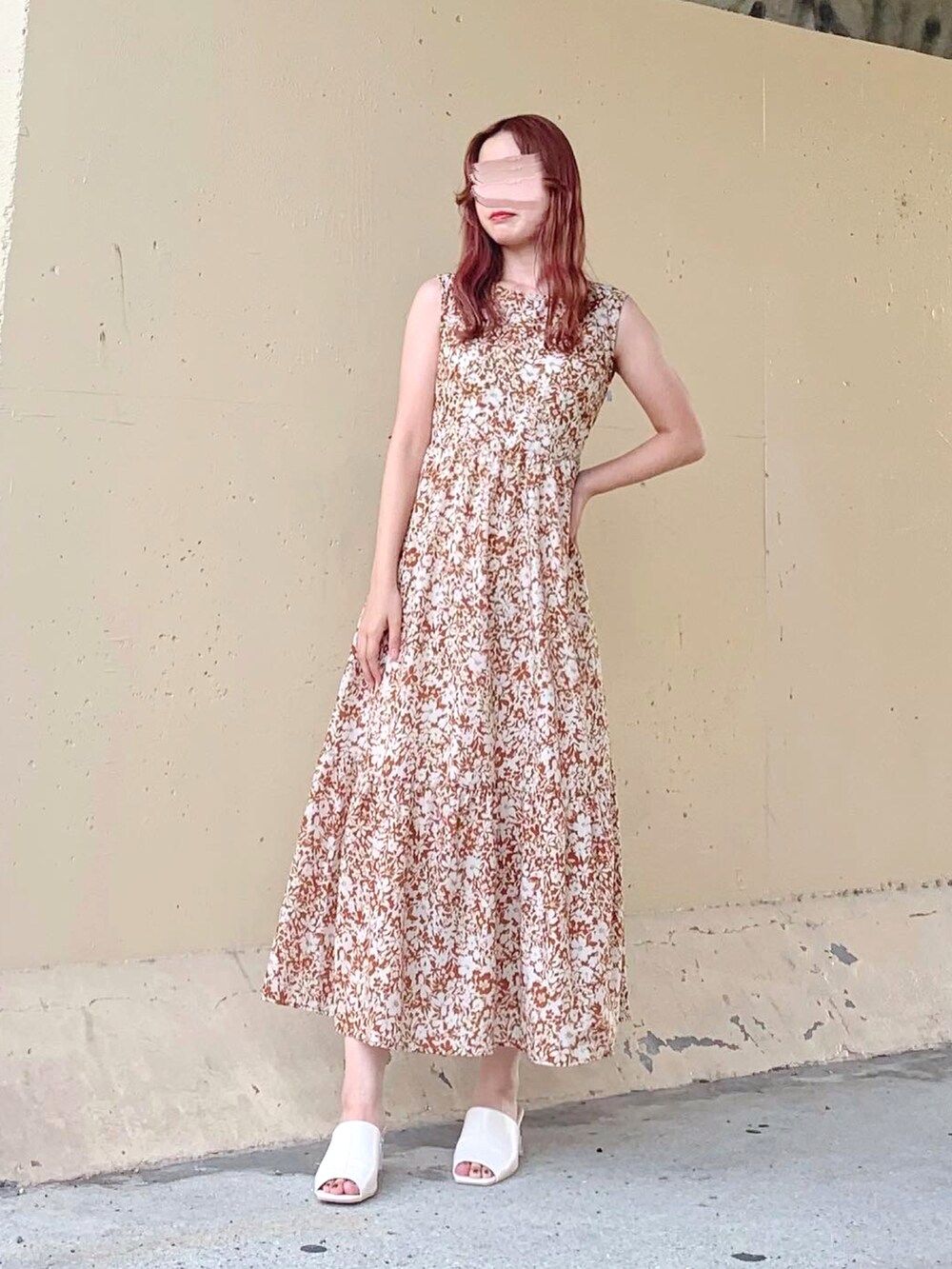ブラウン系のワンピース/ドレス、ブラウン系のワンピース、ホワイト系のサンダルを着用したレディースの夏コーディネートの2枚目の写真