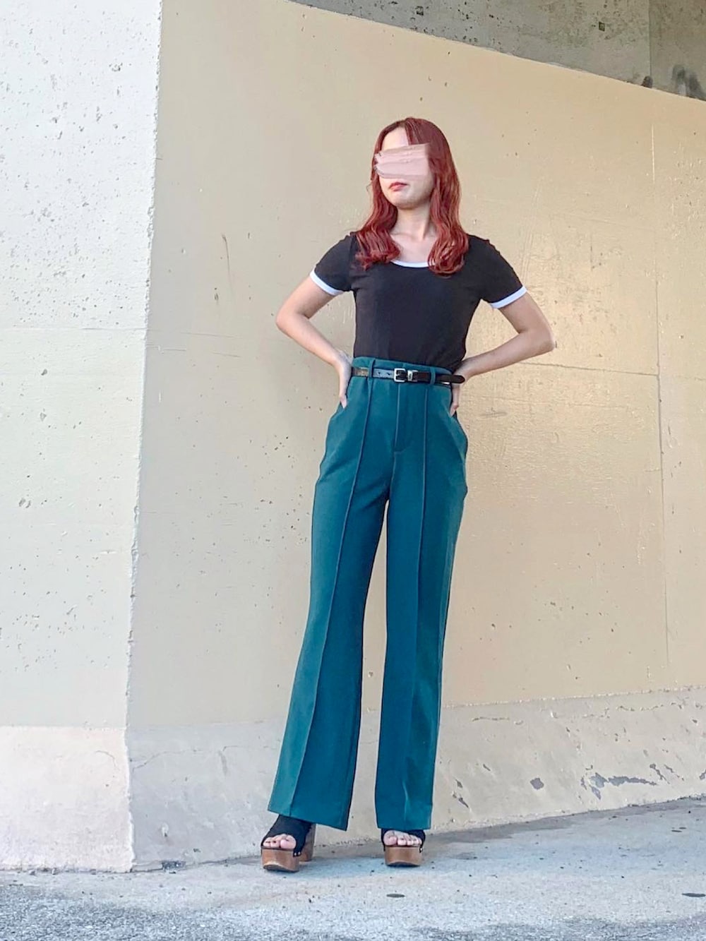 ブラック系のトップス、ブラック系のTシャツ/カットソー、グリーン系のその他パンツを着用したレディースの秋コーディネートの3枚目の写真