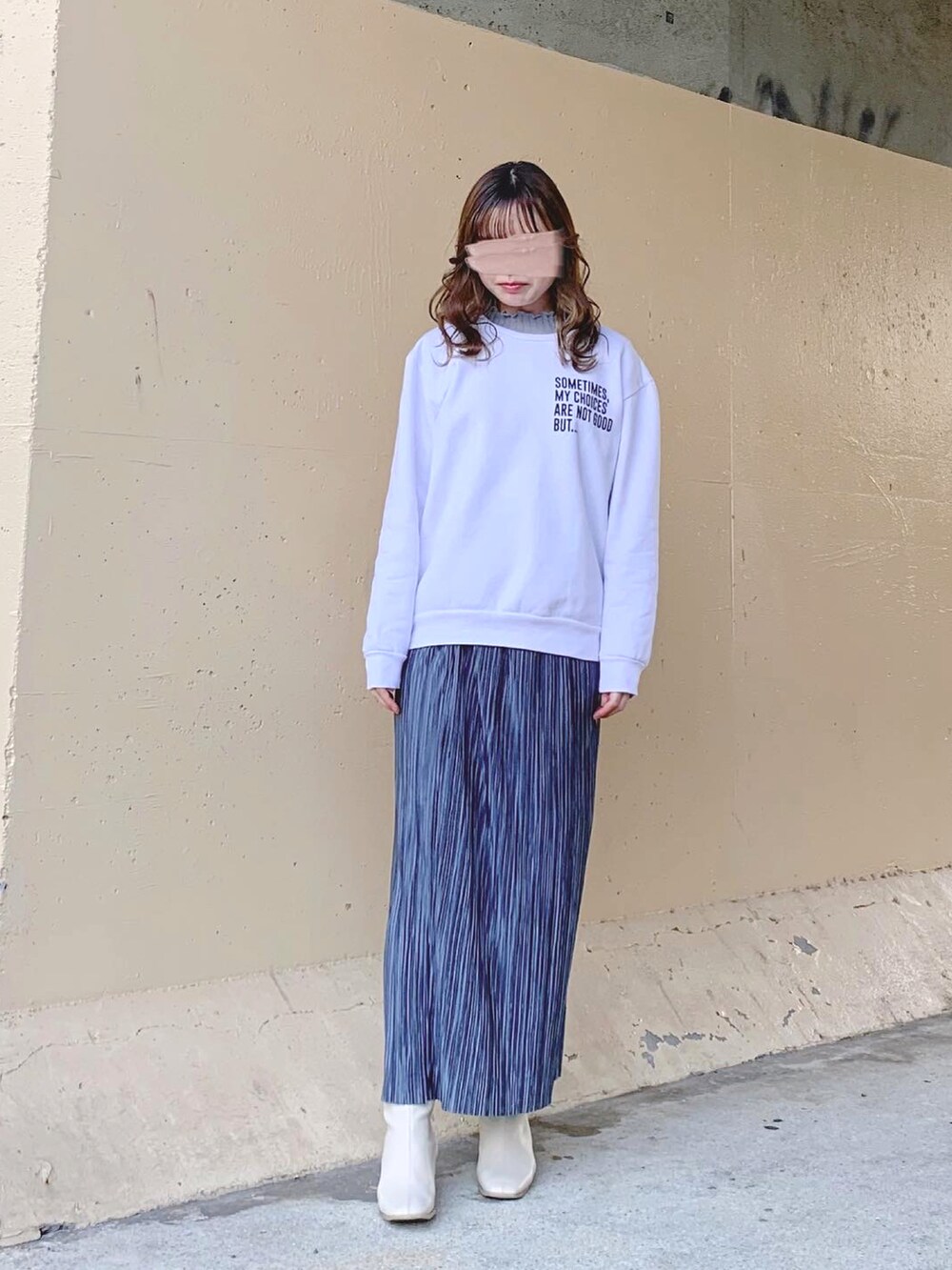 ホワイト系のTシャツ/カットソー、ホワイト系のトップス、グリーン系のニット/セーターを着用したレディースの秋コーディネートの2枚目の写真