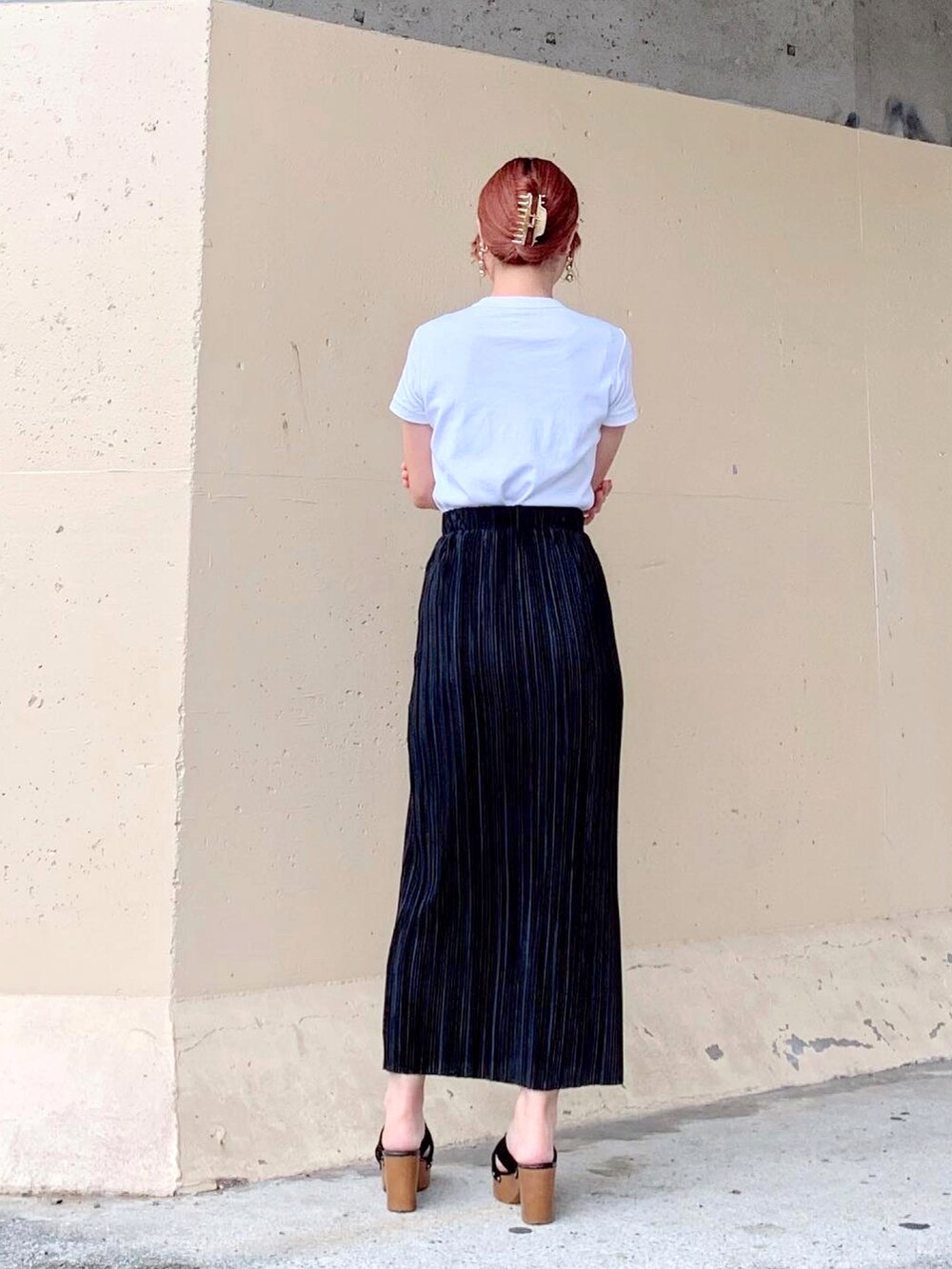 ホワイト系のTシャツ/カットソー、ホワイト系のTシャツ/カットソー、ブラック系のスカートを着用したレディースの秋コーディネートの4枚目の写真