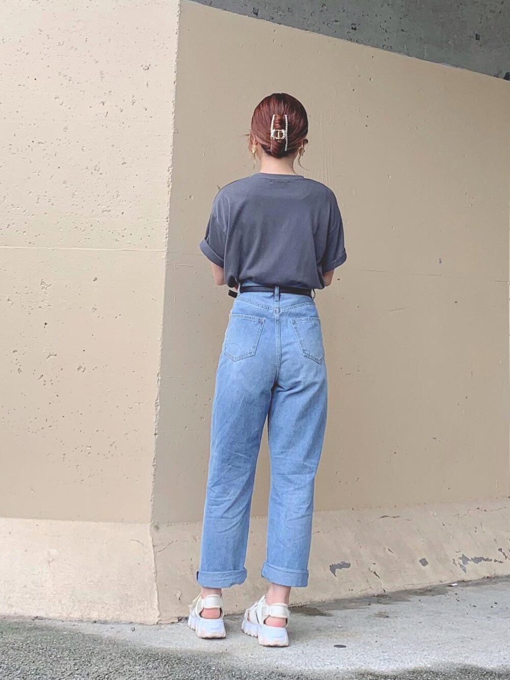 ブラック系のTシャツ/カットソー、グレー系のTシャツ/カットソー、ブルー系のデニムパンツを着用したレディースの夏コーディネートの5枚目の写真