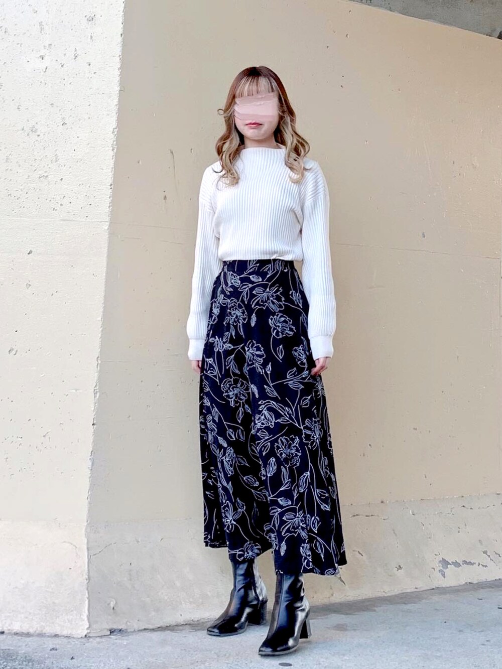 ホワイト系のニット/セーター、ブルー系のチェスターコート、ブルー系のその他アウターを着用したレディースの冬コーディネートの4枚目の写真