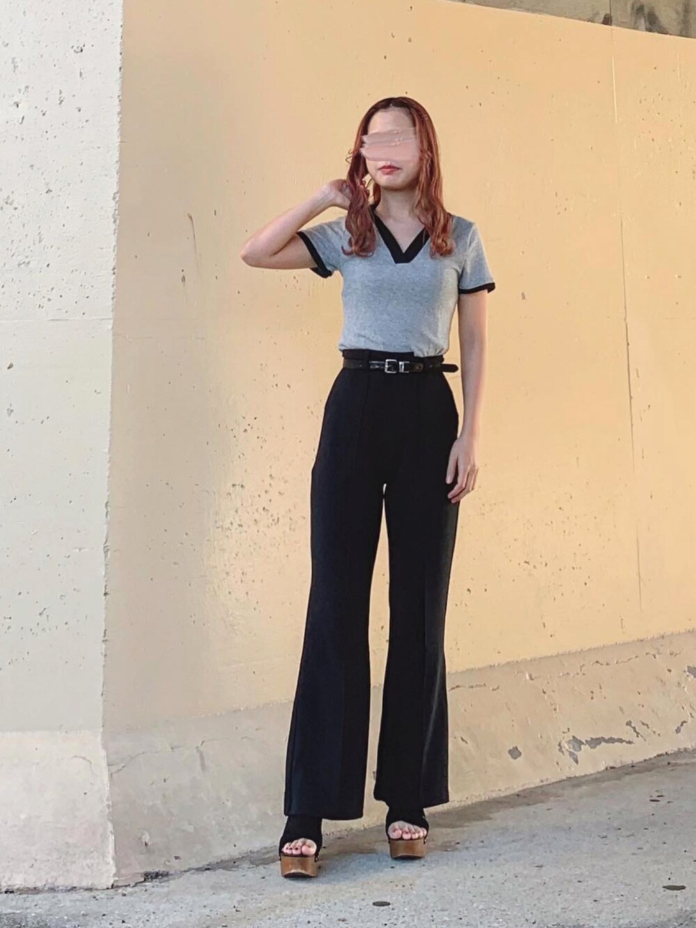 ホワイト系のニット/セーター、グレー系のトップス、ブラック系のその他パンツを着用したレディースの秋コーディネートの3枚目の写真