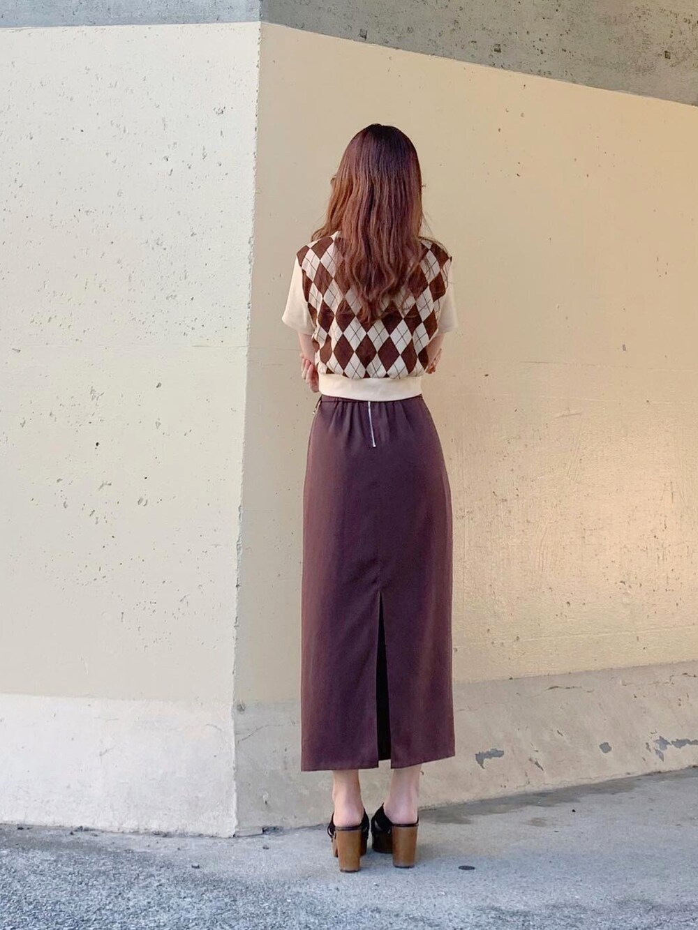 ブラウン系のトップス、ブラウン系のスカート、ブラウン系のスカートを着用したレディースの夏コーディネートの5枚目の写真