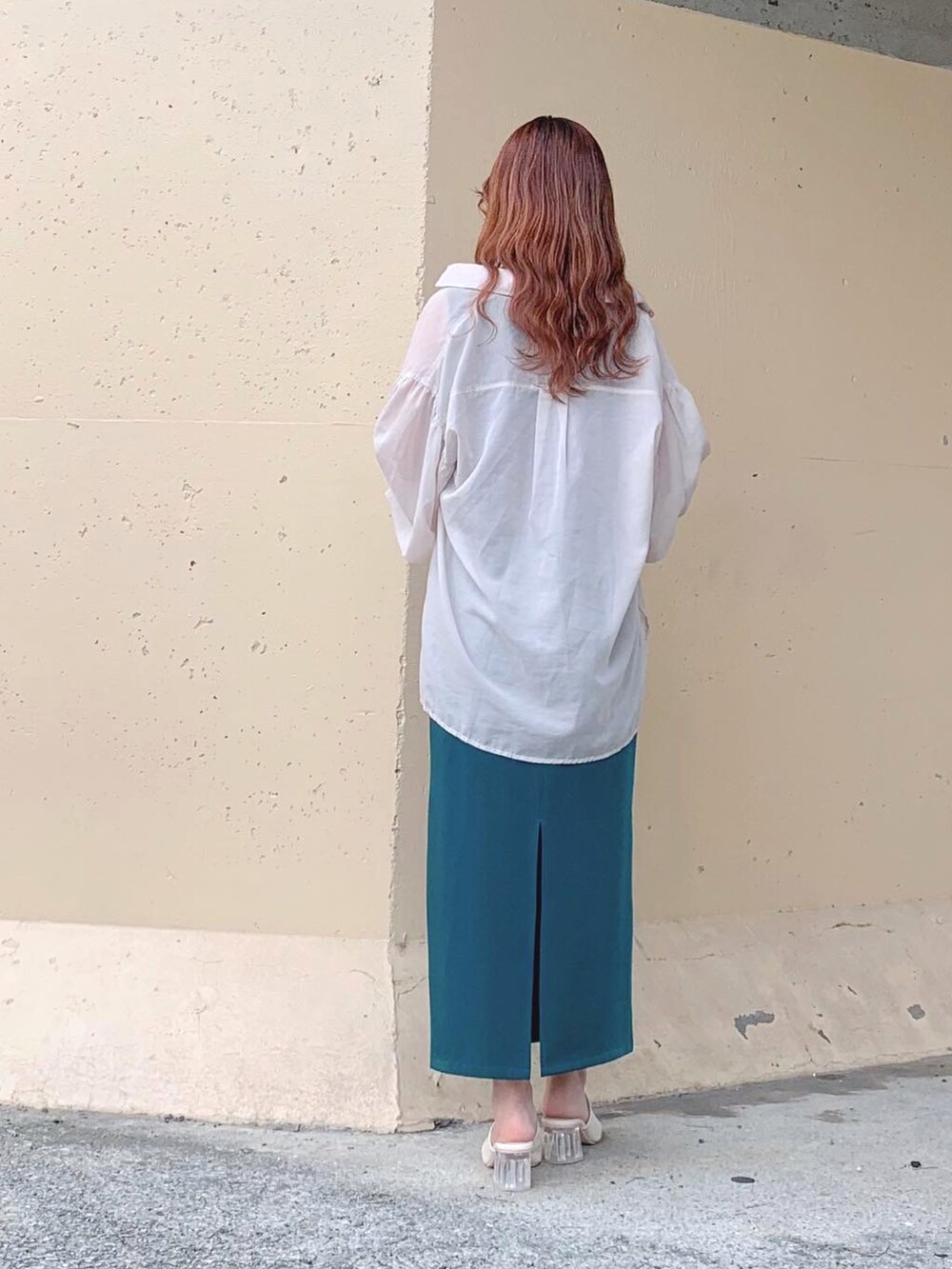 ブラック系のトップス、グレー系のシャツ/ブラウス、グレー系のシャツ/ブラウスを着用したレディースの夏コーディネートの5枚目の写真