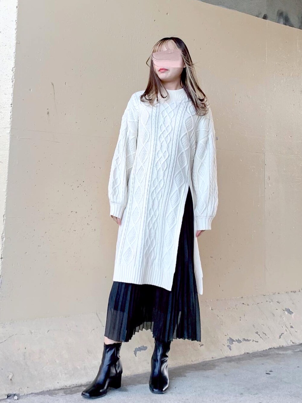 ホワイト系のニット/セーター、ホワイト系のワンピース、ベージュ系のその他アウターを着用したレディースの冬コーディネートの4枚目の写真