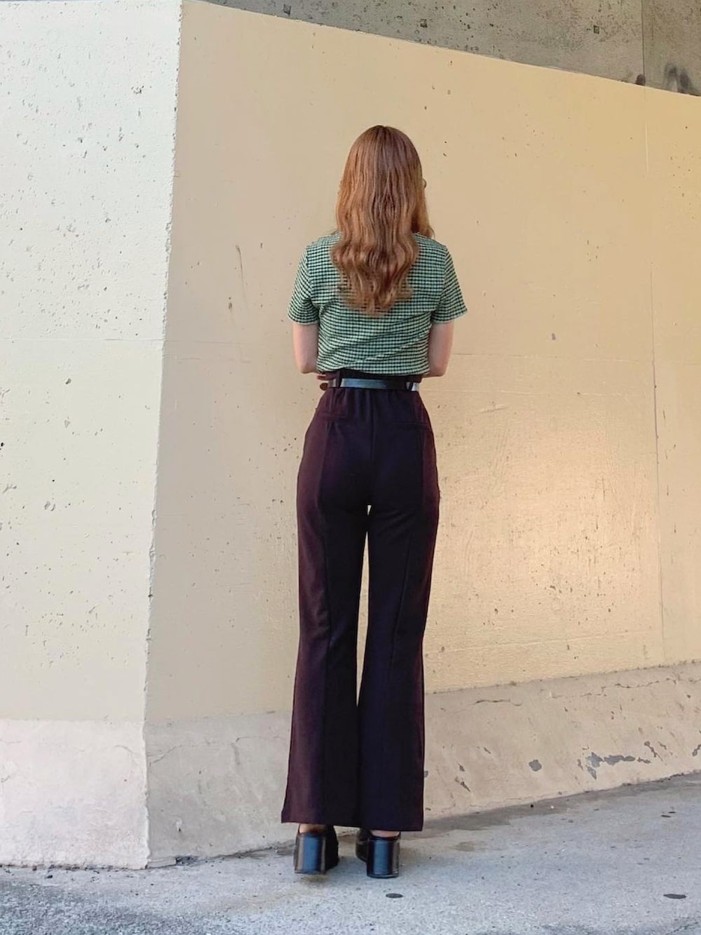 グリーン系のトップス、グリーン系のニット/セーター、ブラウン系のその他パンツを着用したレディースの夏コーディネートの5枚目の写真