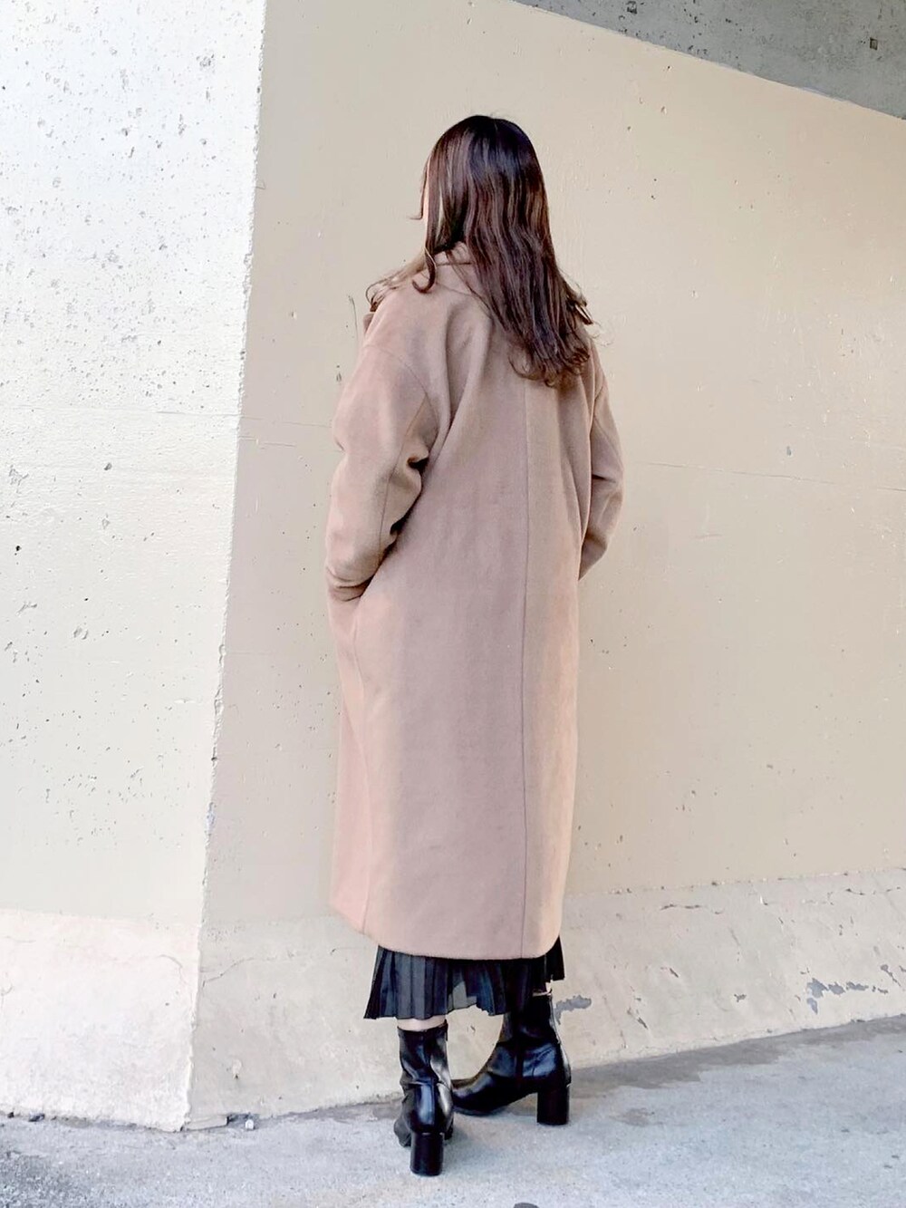 ホワイト系のニット/セーター、ホワイト系のワンピース、ベージュ系のその他アウターを着用したレディースの冬コーディネートの2枚目の写真