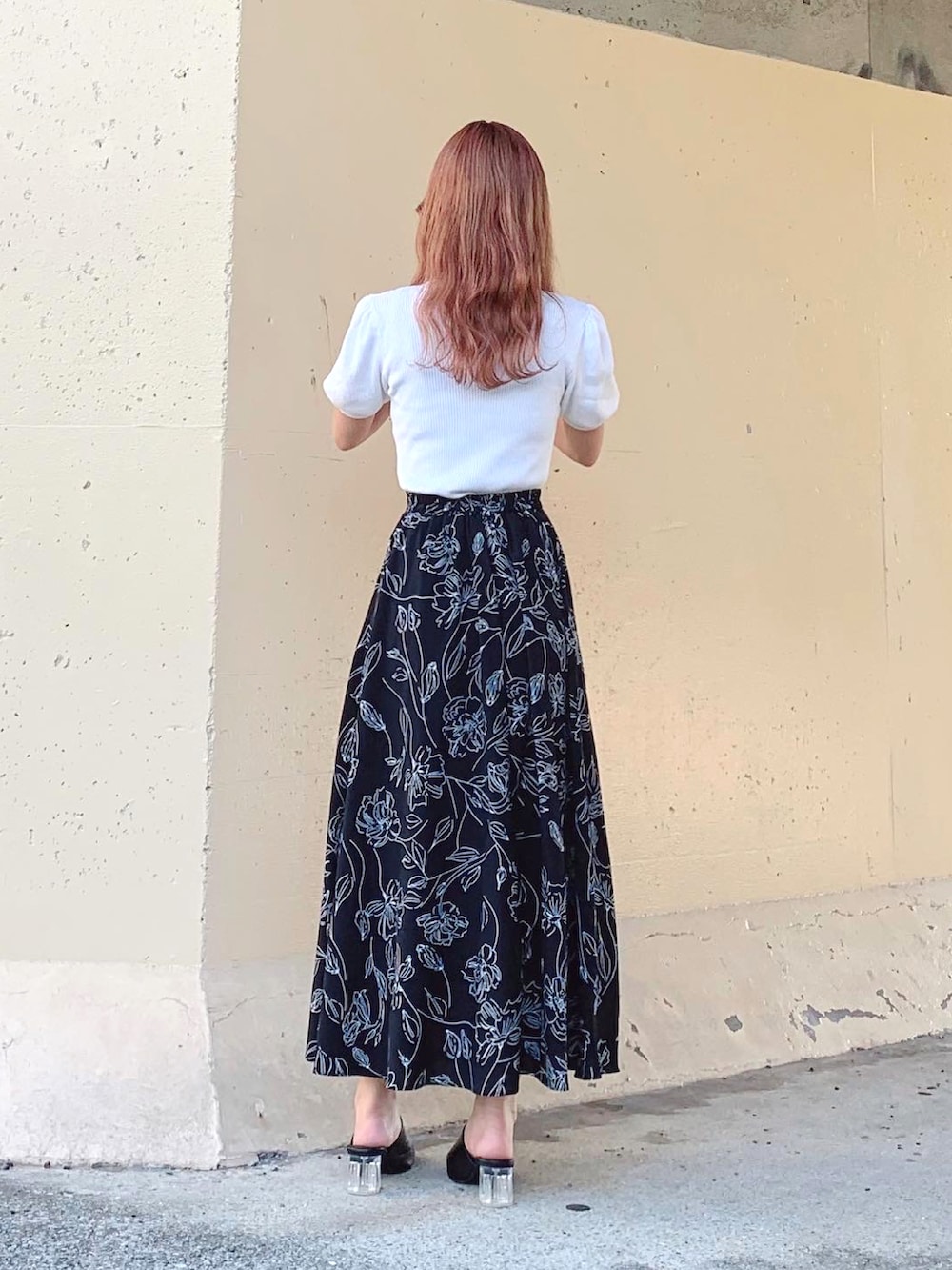 ベージュ系のニット/セーター、ホワイト系のTシャツ/カットソー、ブラック系のスカートを着用したレディースの夏コーディネートの5枚目の写真