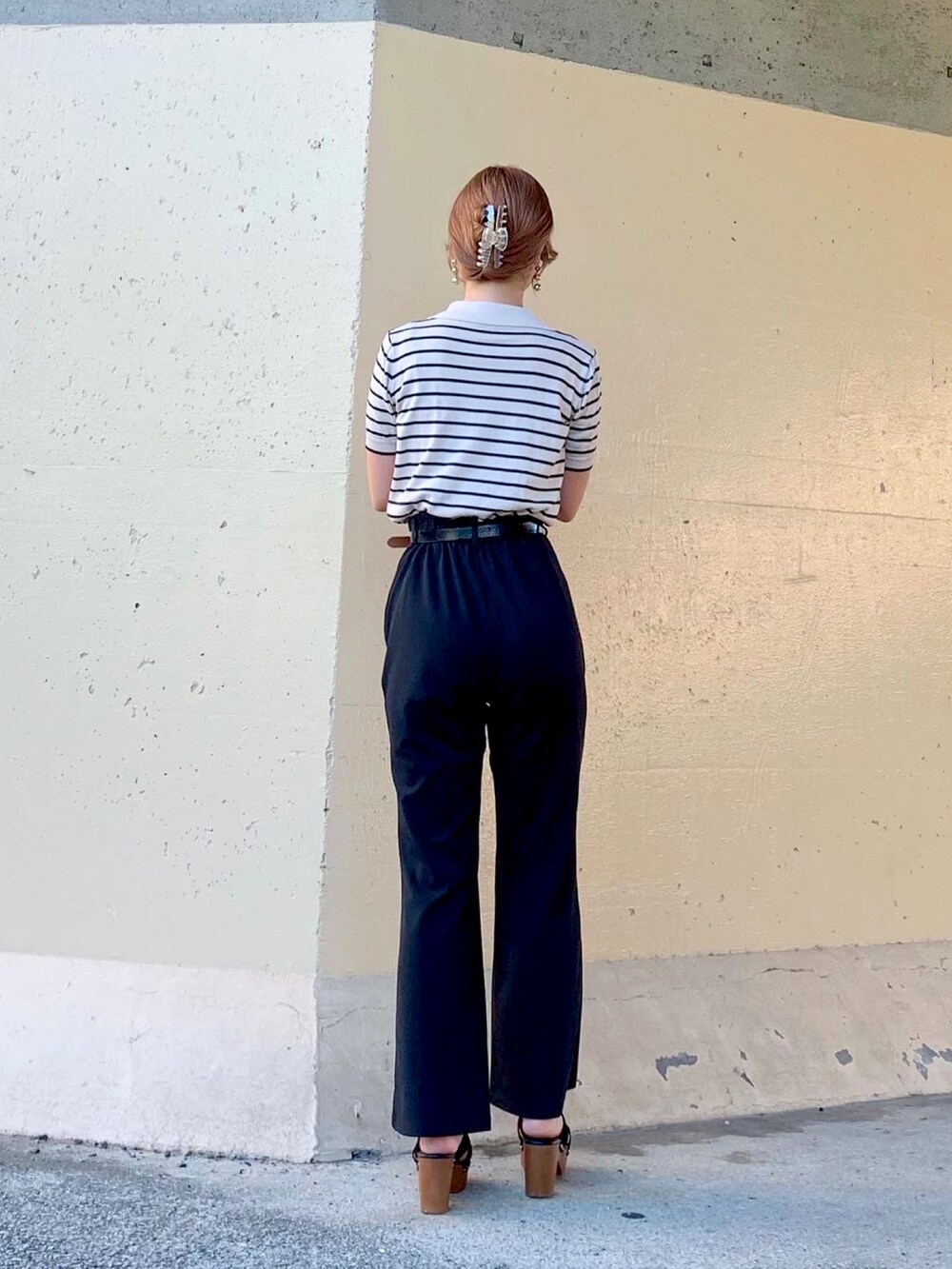 ホワイト系のトップス、ブラック系のその他パンツ、ブラック系のスラックスを着用したレディースの夏コーディネートの5枚目の写真