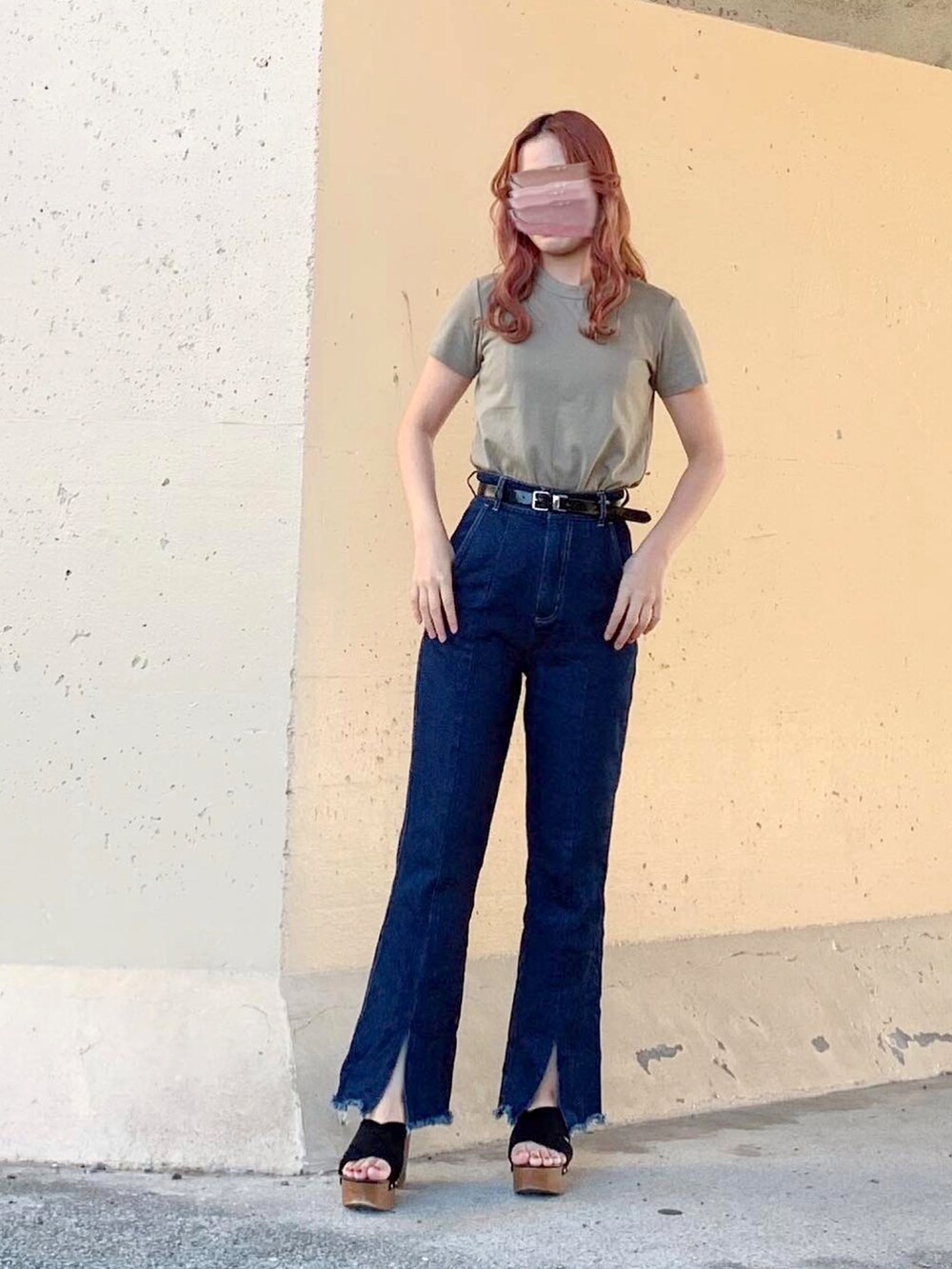 グリーン系のTシャツ/カットソー、グリーン系のTシャツ/カットソー、ブルー系のデニムパンツを着用したレディースの秋コーディネートの4枚目の写真