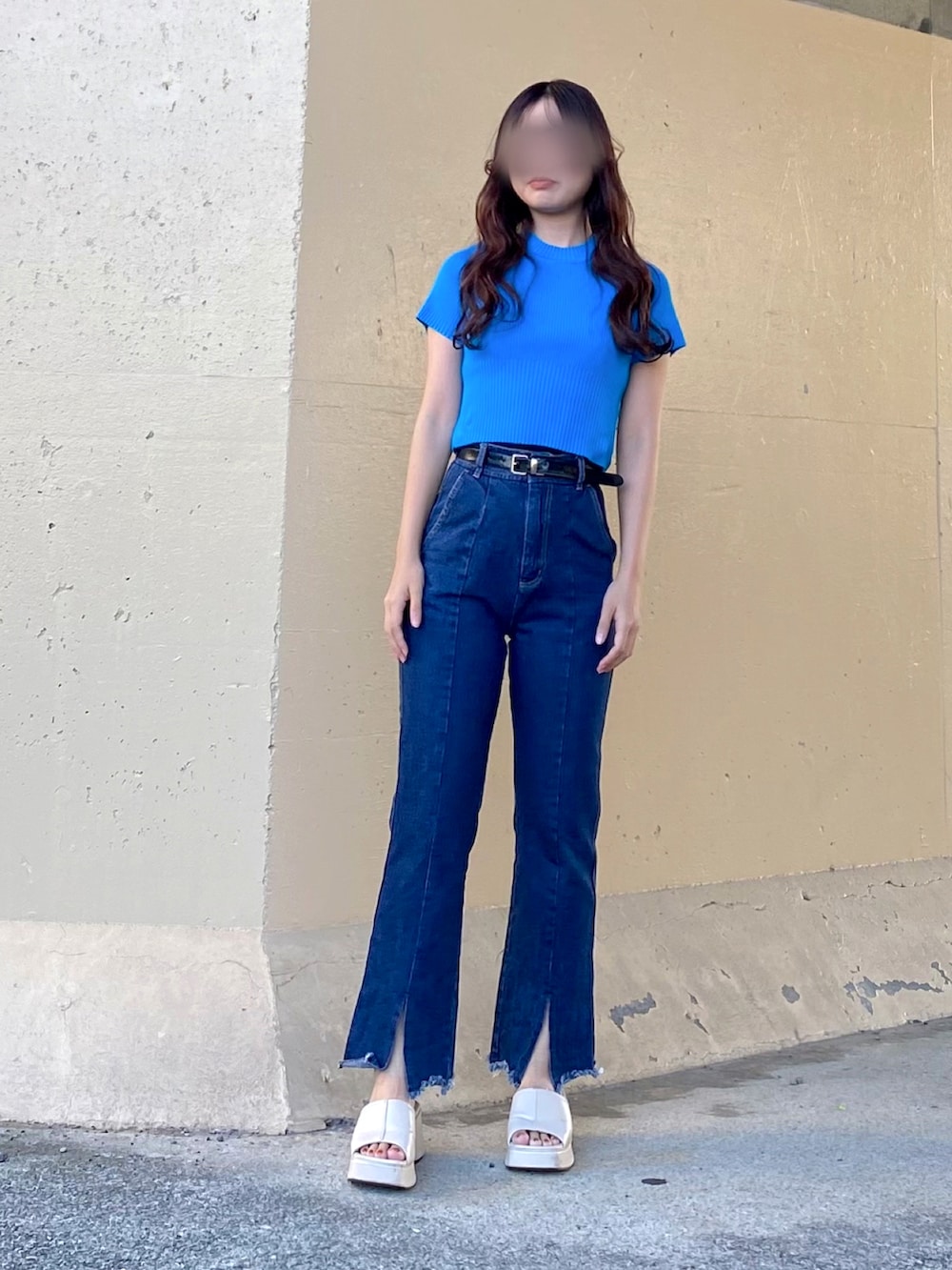 グリーン系のTシャツ/カットソー、ブルー系のデニムパンツ、ブルー系のデニムパンツを着用したレディースの秋コーディネートの2枚目の写真